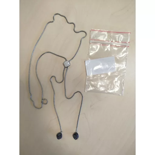 Victoria Ezüst színű fekete, fehér köves állítható nyaklánc